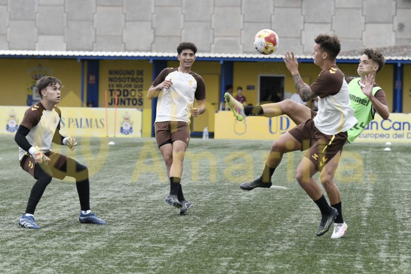 Fotos: Las Palmas C, a convertir en puntos sus buenas sensaciones