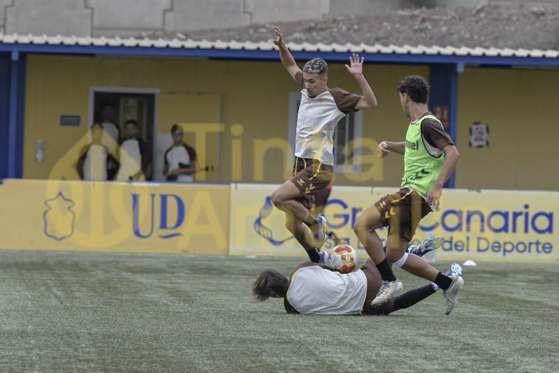 Fotos: Las Palmas C, a convertir en puntos sus buenas sensaciones