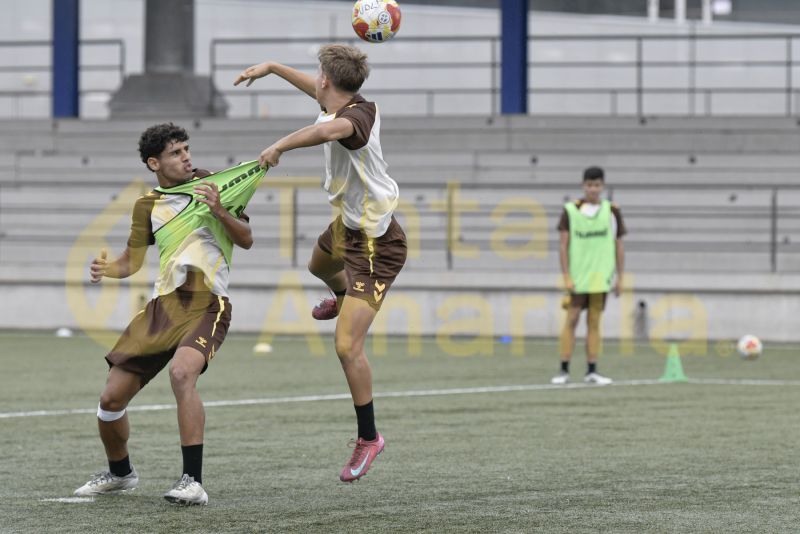 Fotos: Las Palmas C, a convertir en puntos sus buenas sensaciones
