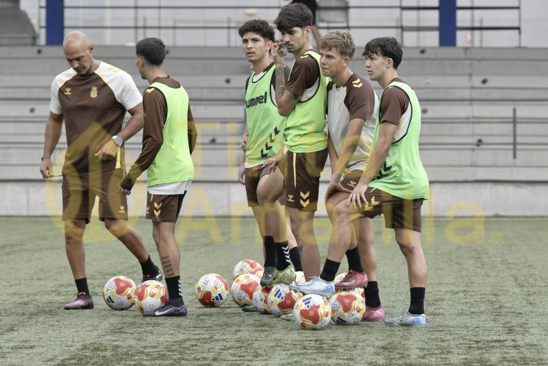 Fotos: Las Palmas C, a convertir en puntos sus buenas sensaciones