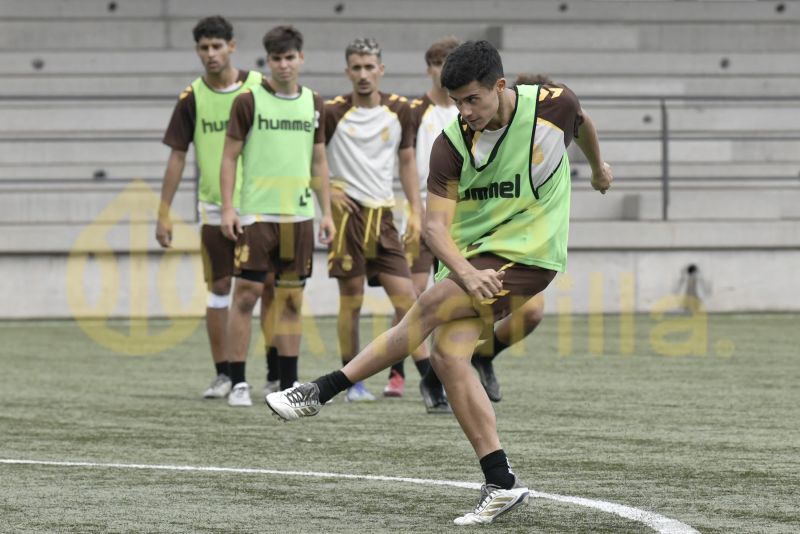 Fotos: Las Palmas C, a convertir en puntos sus buenas sensaciones