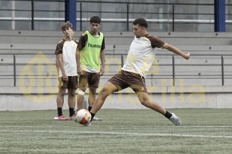 Fotos: Las Palmas C, a convertir en puntos sus buenas sensaciones