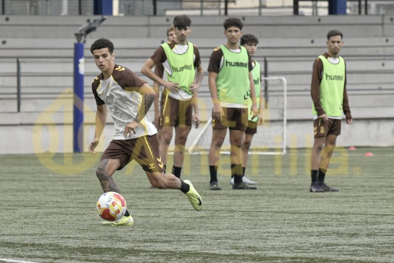 Fotos: Las Palmas C, a convertir en puntos sus buenas sensaciones
