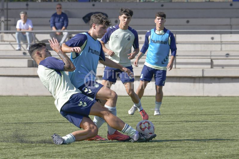 Fotos: Las Palmas Atlético y el juvenil de honor en su primer acto de 2025