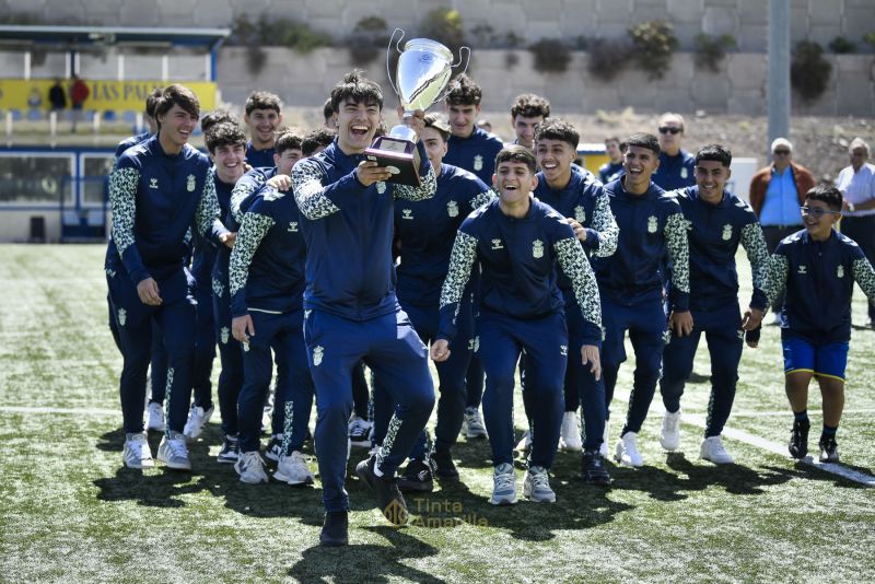 Los juveniles B y C de la UD reciben sus trofeos de campeones