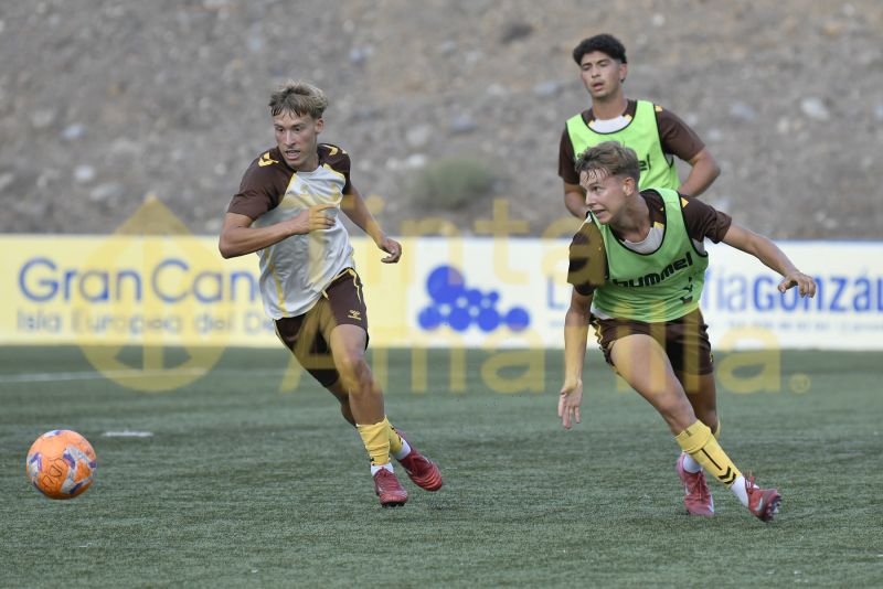 Fotos: Las Palmas C comprueba el nivel del juvenil de honor de la UD