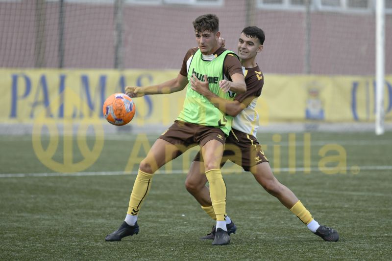  Fotos: Las Palmas C comprueba el nivel del juvenil de honor de la UD