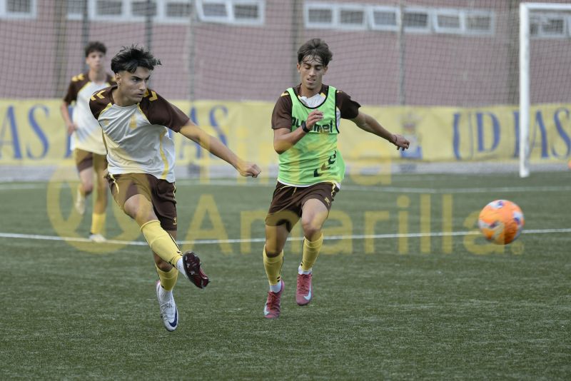 Fotos: Las Palmas C comprueba el nivel del juvenil de honor de la UD