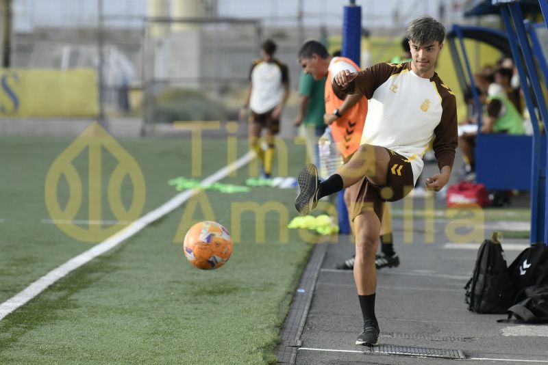 Fotos: Las Palmas C comprueba el nivel del juvenil de honor de la UD