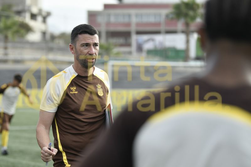 Fotos: Las Palmas C comprueba el nivel del juvenil de honor de la UD