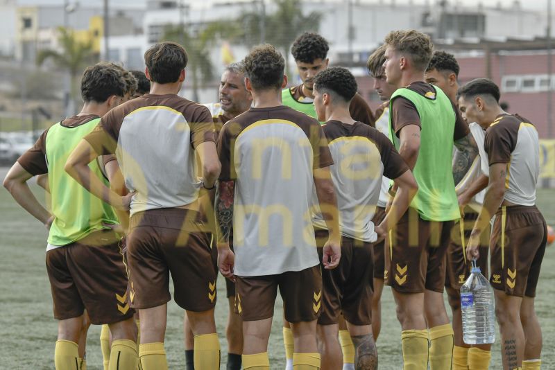 Fotos: Las Palmas C comprueba el nivel del juvenil de honor de la UD