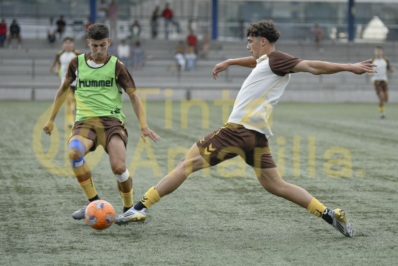 Fotos: Las Palmas C comprueba el nivel del juvenil de honor de la UD