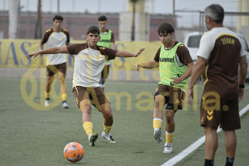 Fotos: Las Palmas C comprueba el nivel del juvenil de honor de la UD