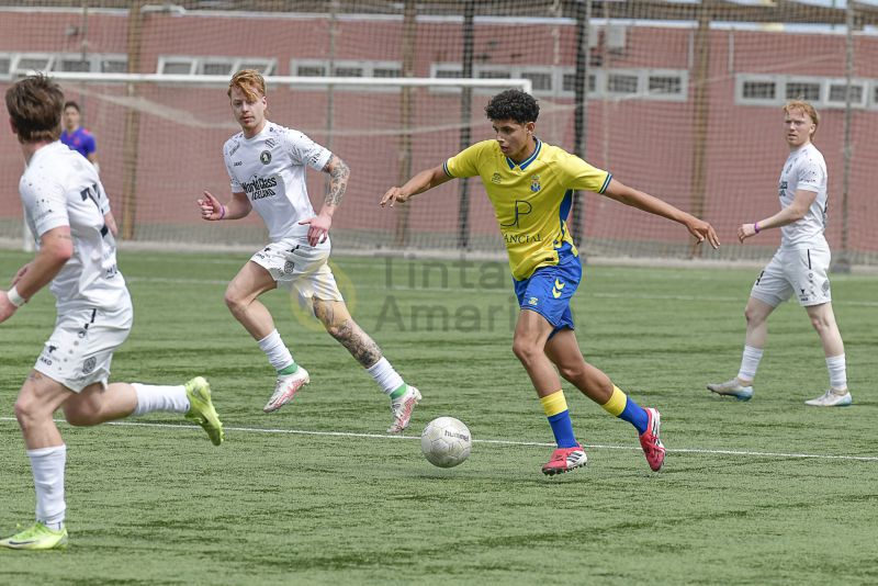  Fotos: El juvenil B de la UD golea a un equipo islandés en el Anexo (5-2)