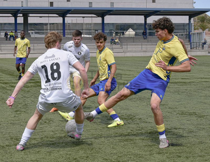  Fotos: El juvenil B de la UD golea a un equipo islandés en el Anexo (5-2)