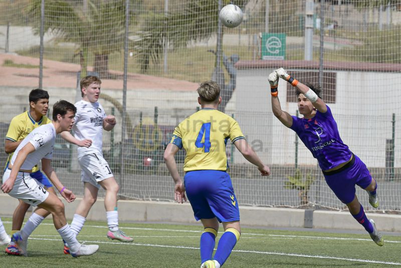  Fotos: El juvenil B de la UD golea a un equipo islandés en el Anexo (5-2)