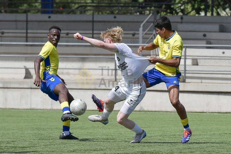  Fotos: El juvenil B de la UD golea a un equipo islandés en el Anexo (5-2)