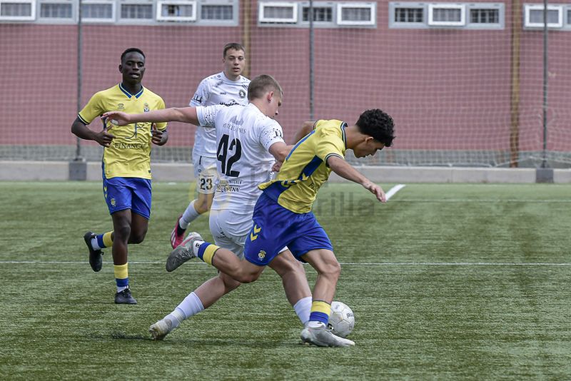  Fotos: El juvenil B de la UD golea a un equipo islandés en el Anexo (5-2)