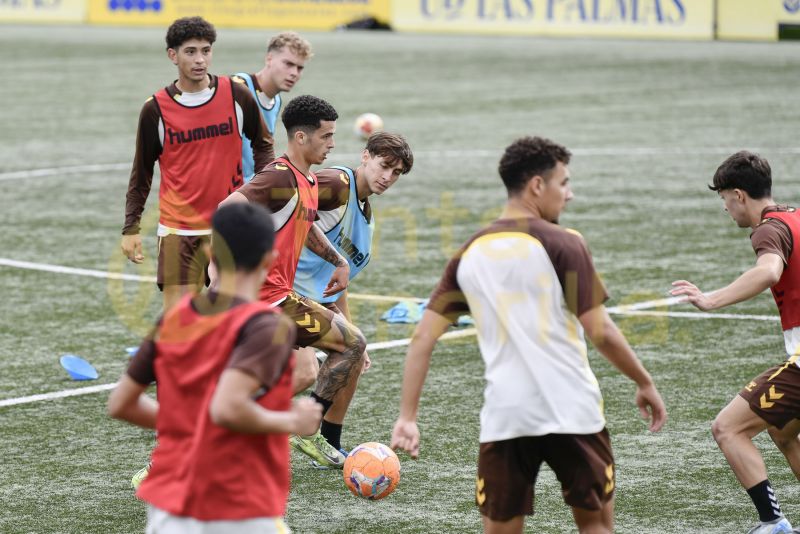 Fotos: Las Palmas C se prepara para un derbi inédito en Tercera RFEF