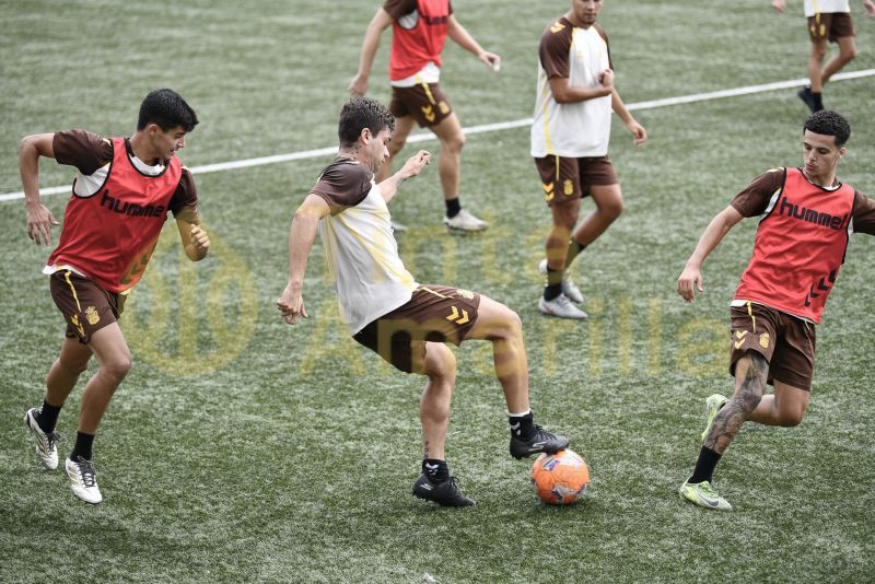Fotos: Las Palmas C se prepara para un derbi inédito en Tercera RFEF