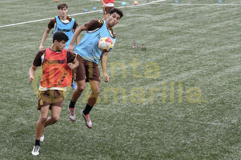 Fotos: Las Palmas C se prepara para un derbi inédito en Tercera RFEF