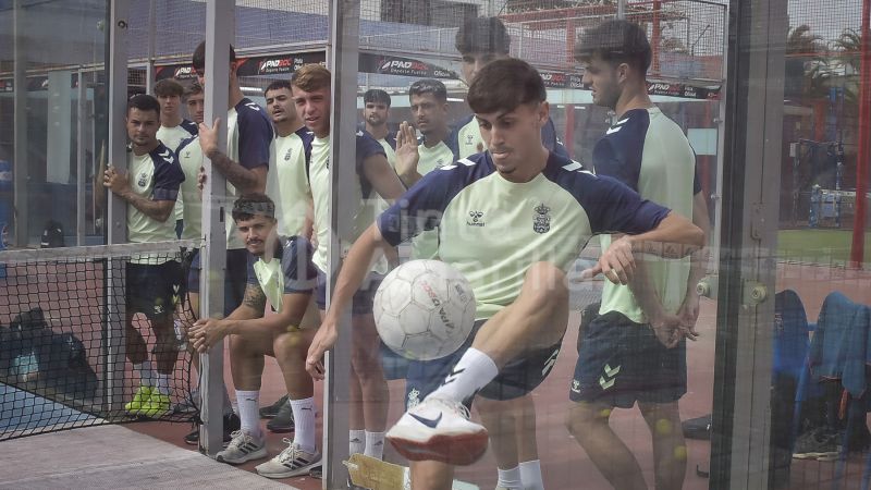 Fotos: El filial abandona por un día las botas de taco