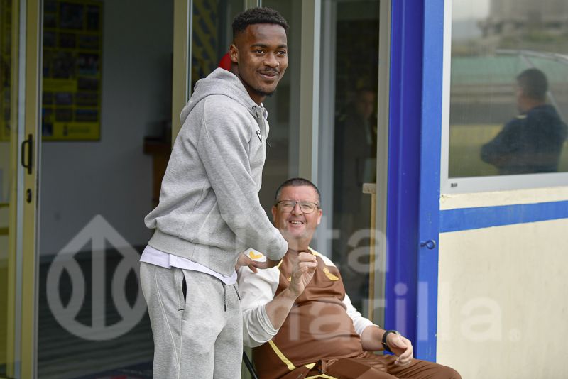 Fotos: El detalle de Bassinga, que no olvida a sus mentores y sus orígenes