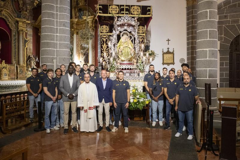 El Granca rinde visita a la Virgen del Pino antes de su primer partido oficial