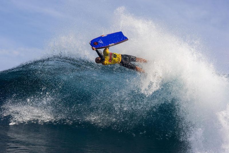 Los riders canarios se lucen en las olas del Frontón