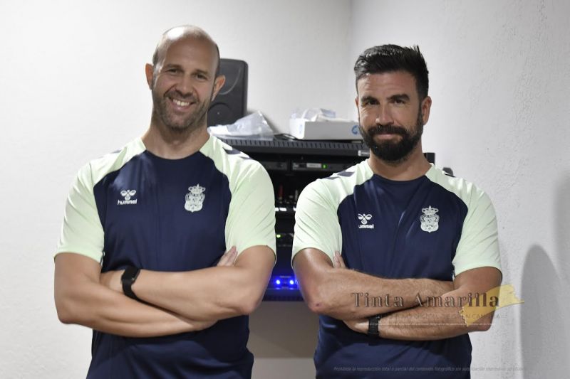 Escuchan las palabras del jefe