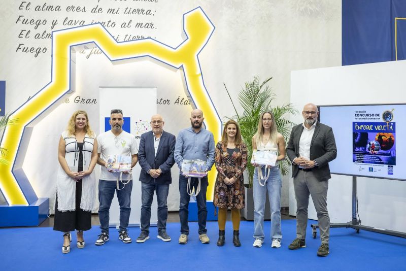 El Cabildo entrega los premios del concurso fotográfico 'Enfoque violeta'