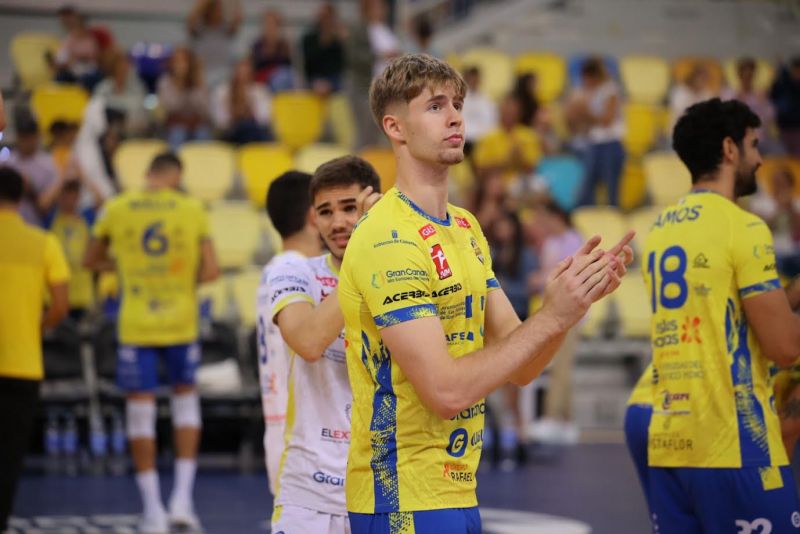 Elio Montesdeoca asoma entre los profesionales del Guaguas