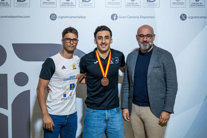 El Cabildo felicita al medallista Giovanni Suárez