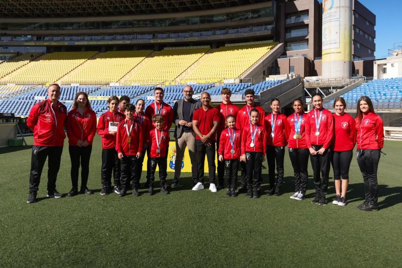 Visita de Ray Zapata y sus gimnastas al IID