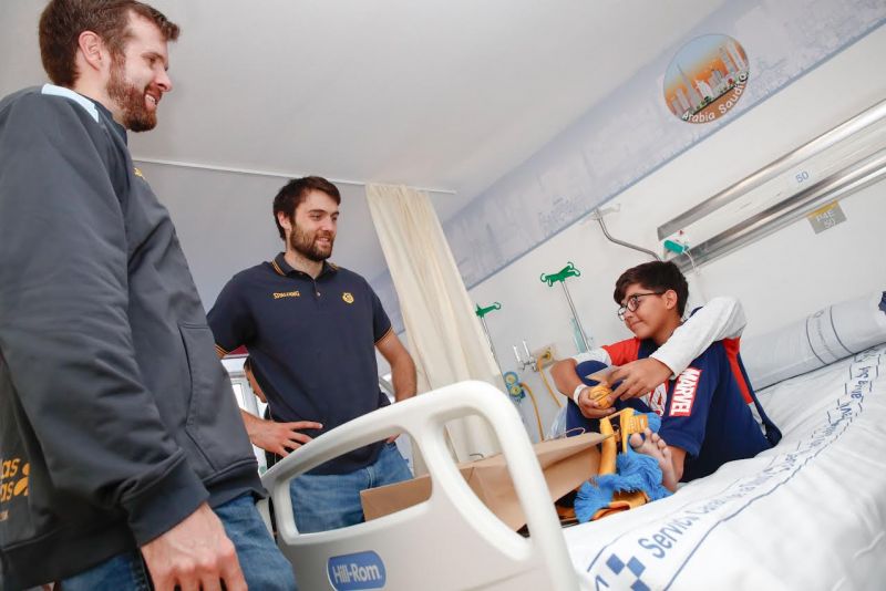 El Granca rinde visita al Materno Infantil