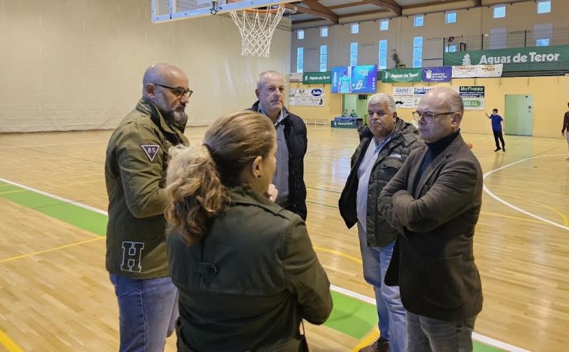 El consejero de deportes supervisa las mejoras del pabellón de Teror