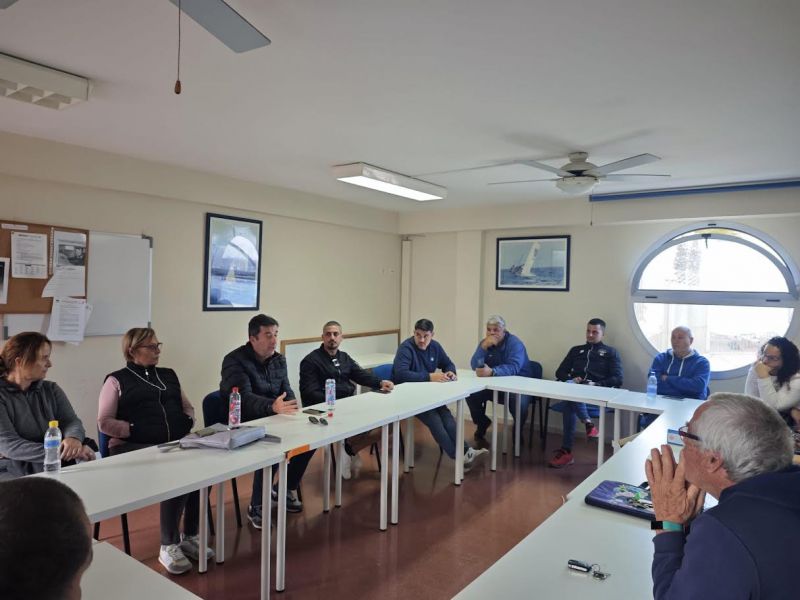 La flota de botes acuerda paralizar el inicio de la temporada