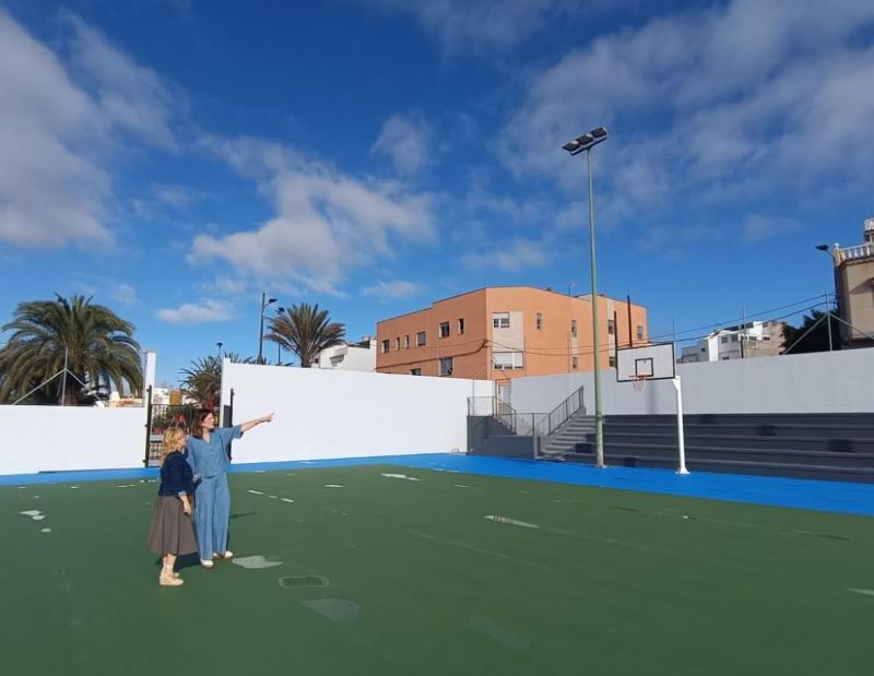 El Ayuntamiento acondiciona la pista deportiva de Los Giles