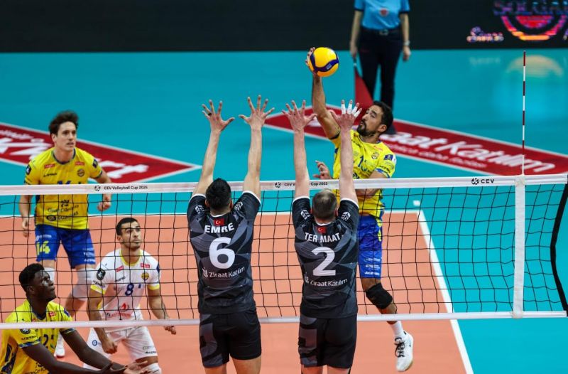 El Guaguas renueva a cuatro piezas de su plantilla