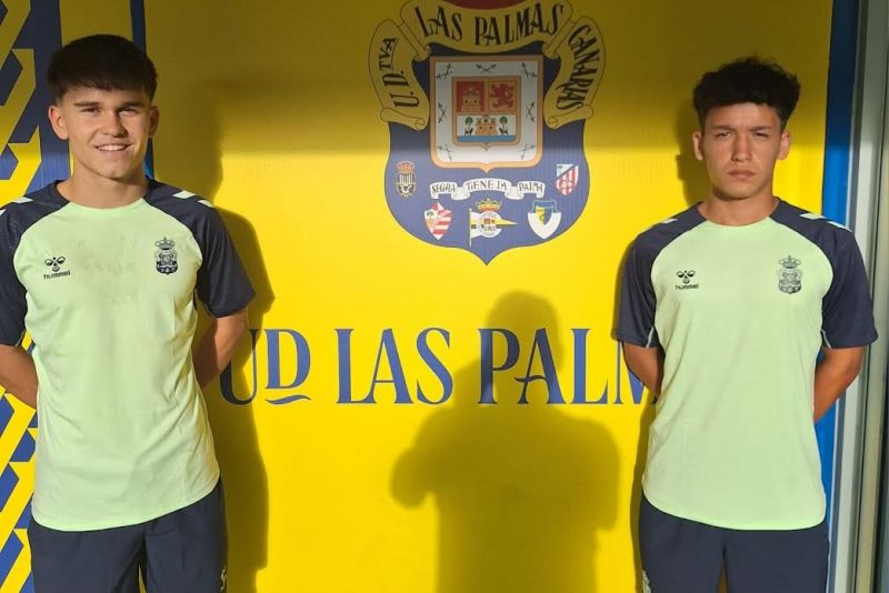 El Raqui San Isidro felicita a dos de sus jugadores tras el pase a la UD Las Palmas