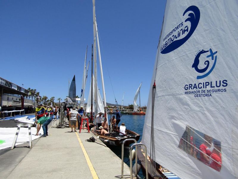 Los botes regresan a puerto por la ausencia de viento