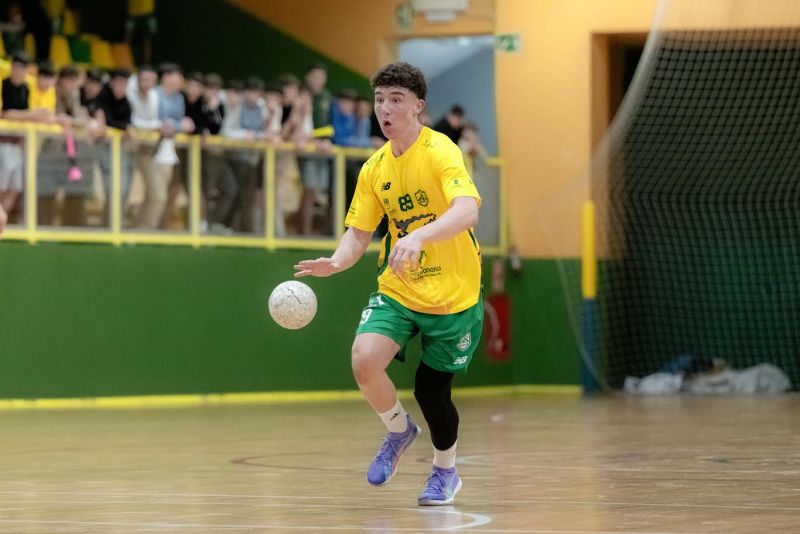 Álvaro Díaz, del Gáldar, con los Hispanos Juveniles