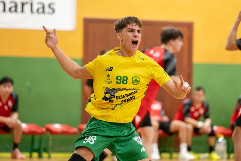 El Gáldar celebra el debut de su joven extremo David Cabrera