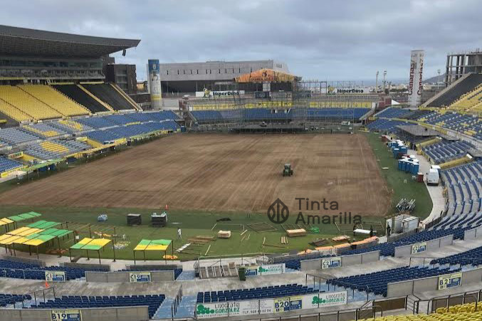 Labores a todo tren para que germine el nuevo césped del Gran Canaria