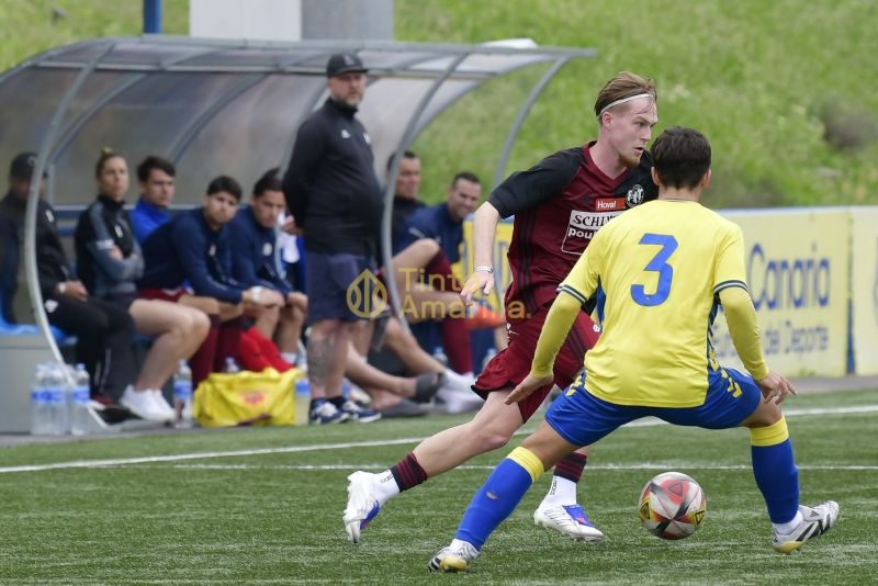 Fotos: El juvenil B de la UD se cruza con el Tuggen suizo