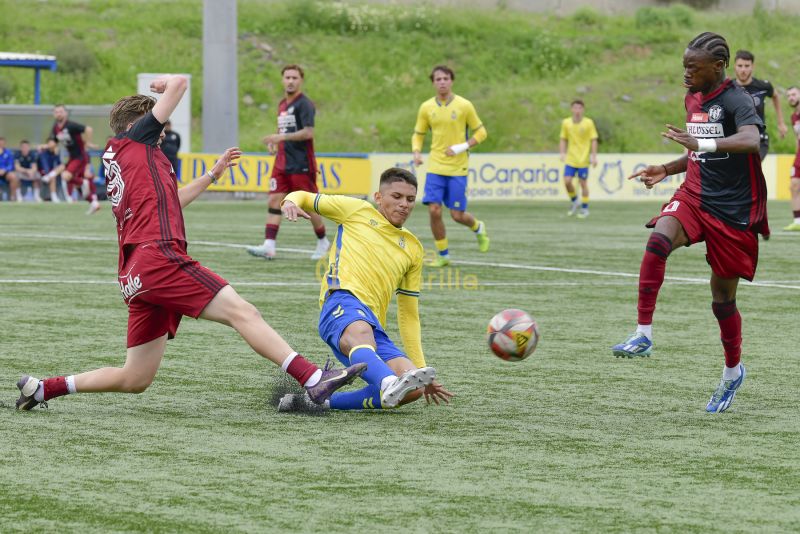 Fotos: El juvenil B de la UD se cruza con el Tuggen suizo
