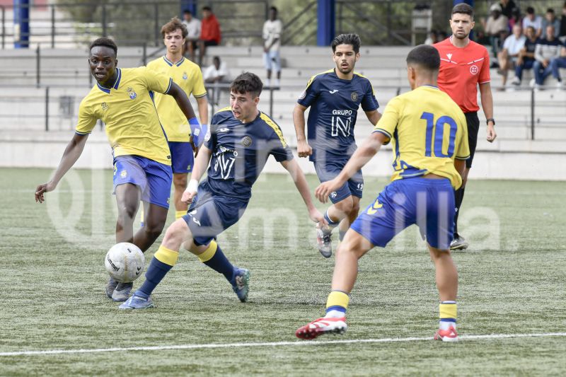 Fotos: El juvenil B de la UD golea y pisa el techo de su Liga