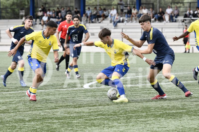 Fotos: El juvenil B de la UD golea y pisa el techo de su Liga