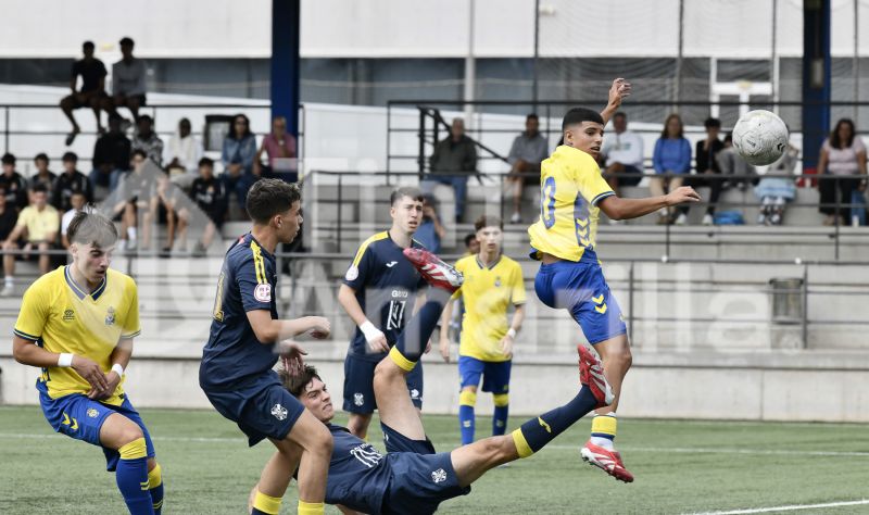 Fotos: El juvenil B de la UD golea y pisa el techo de su Liga