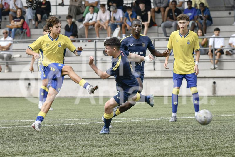 Fotos: El juvenil B de la UD golea y pisa el techo de su Liga